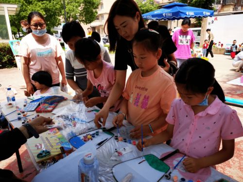 花儿向阳 童心向党 牵手艺术彩虹项目在社区儿童中宣传慈善文化